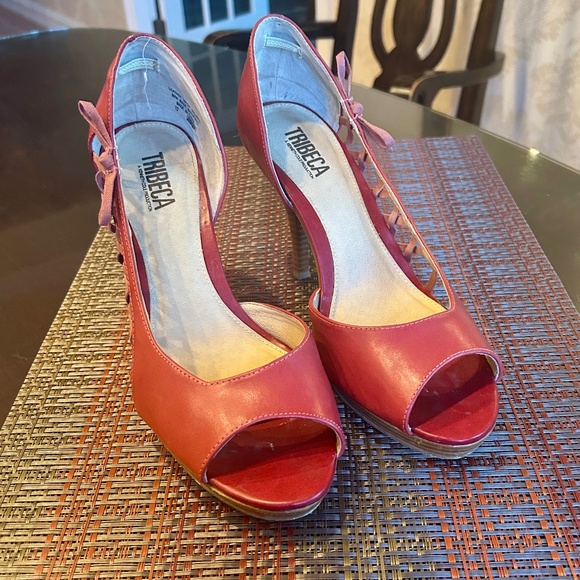 Tribeca by Kenneth Cole Red Leather Peep Toe Pumps with Lattice Details Size 10 - Picture 9 of 9